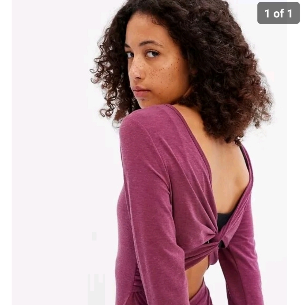 Gapfit breathe open back twist top ❣️
